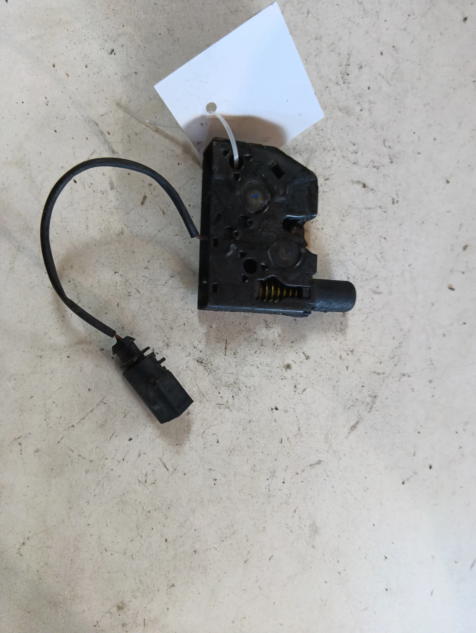 брава преден капак 4H0823509C Audi A8