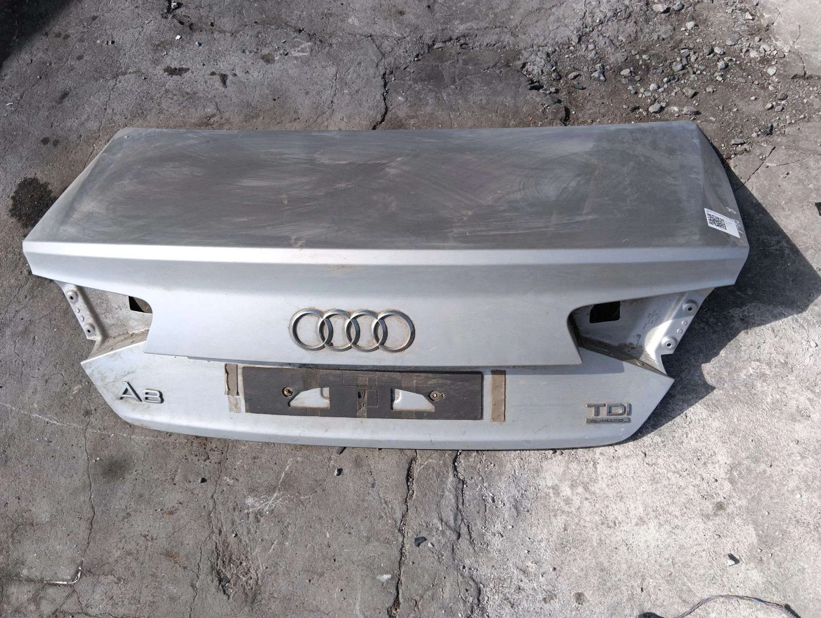 капак заден светлосив  Audi A8