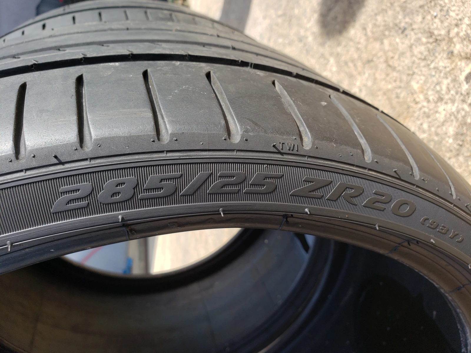 Гуми Летни 285/25R20, снимка 6 - Гуми и джанти - 53809036