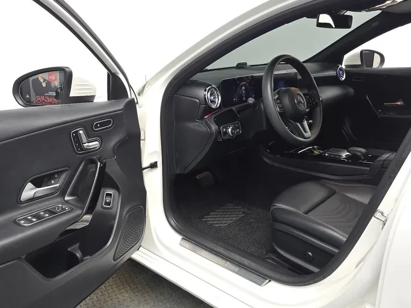 Mercedes-Benz A 220 Седан, снимка 8 - Автомобили и джипове - 54773721