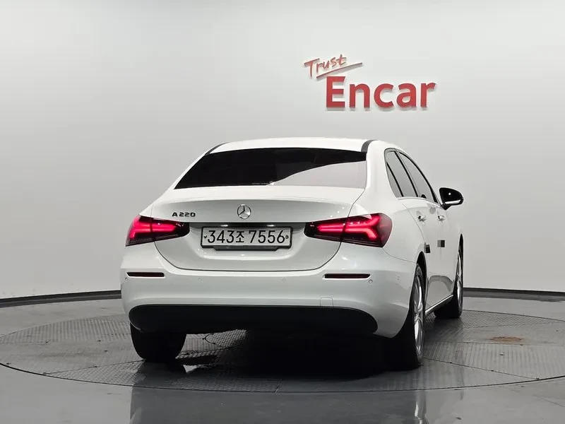 Mercedes-Benz A 220 Седан, снимка 3 - Автомобили и джипове - 54773721