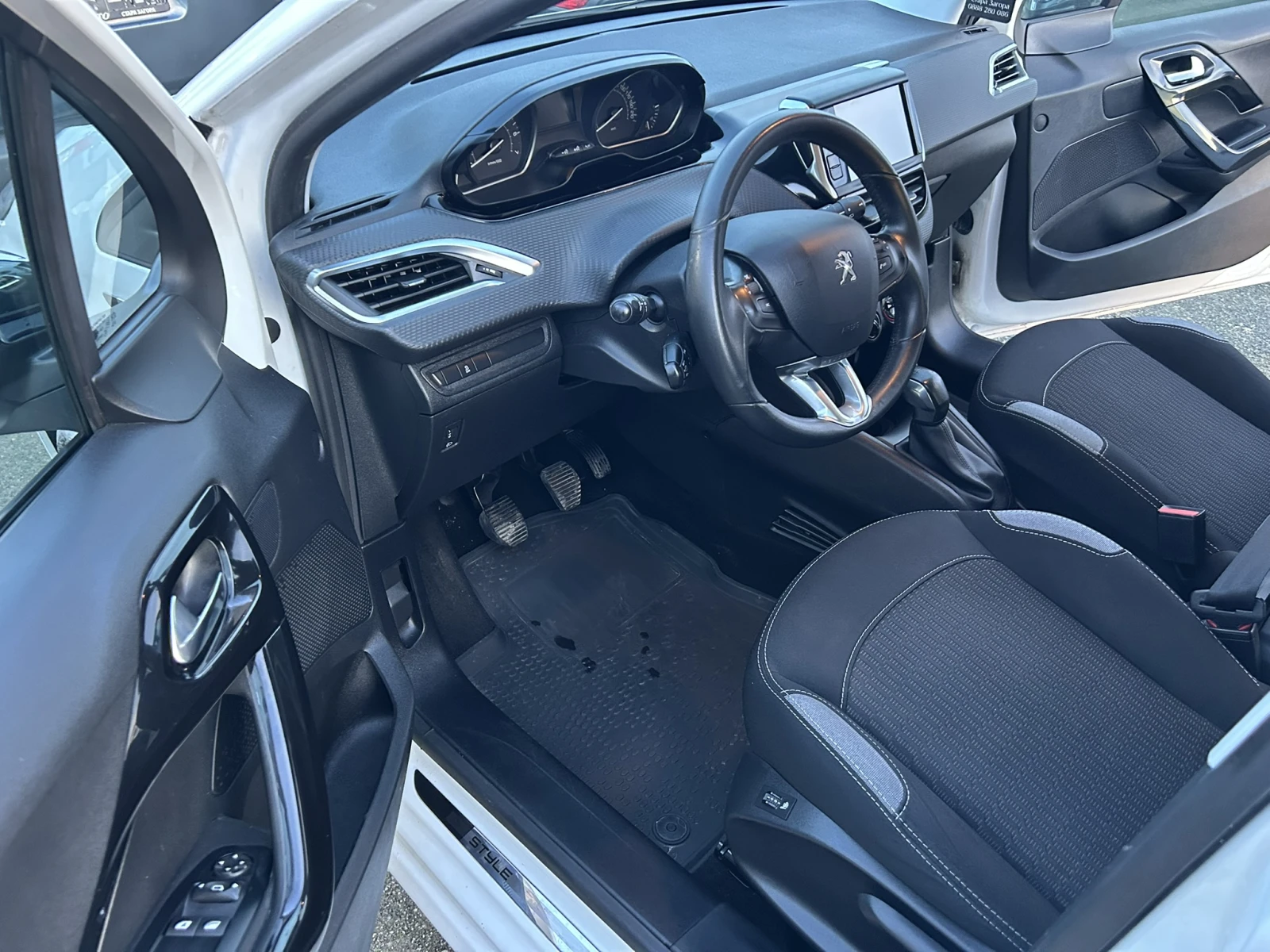 Peugeot 208 1.2* STYLE* FACE* EURO6 - изображение 9