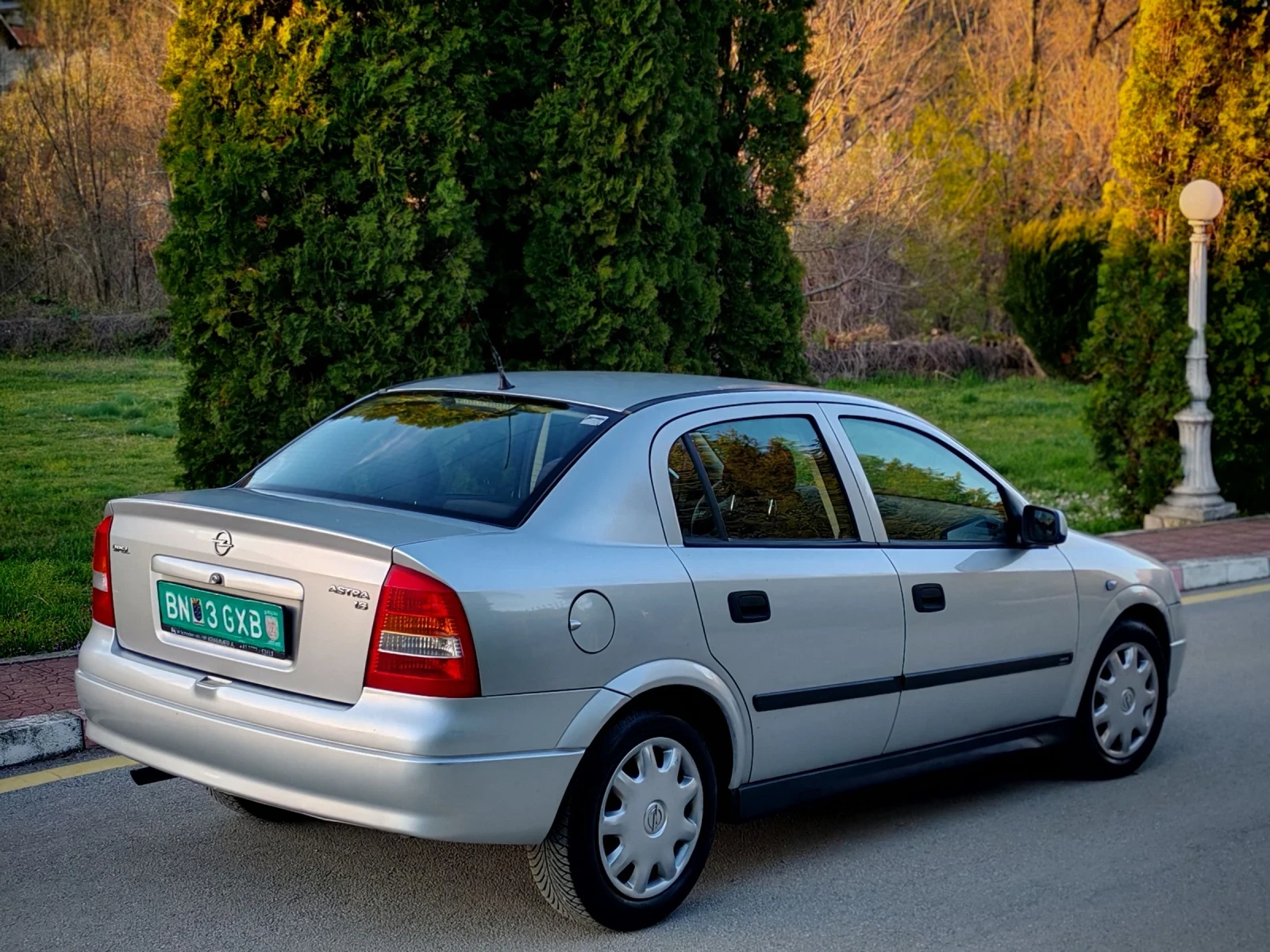 Opel Astra 1.6MI(75)* АВТОМАТИК* СЕДАН* НОВ ВНОС* , снимка 8 - Автомобили и джипове - 54140869