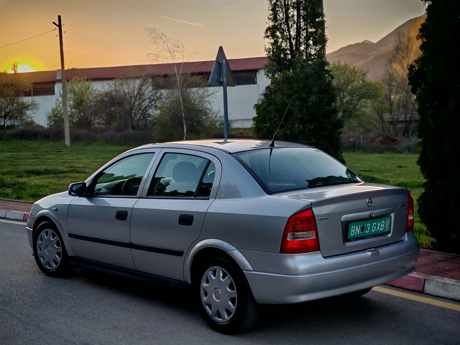 Opel Astra 1.6MI(75)* АВТОМАТИК* СЕДАН* НОВ ВНОС* , снимка 4 - Автомобили и джипове - 54140869