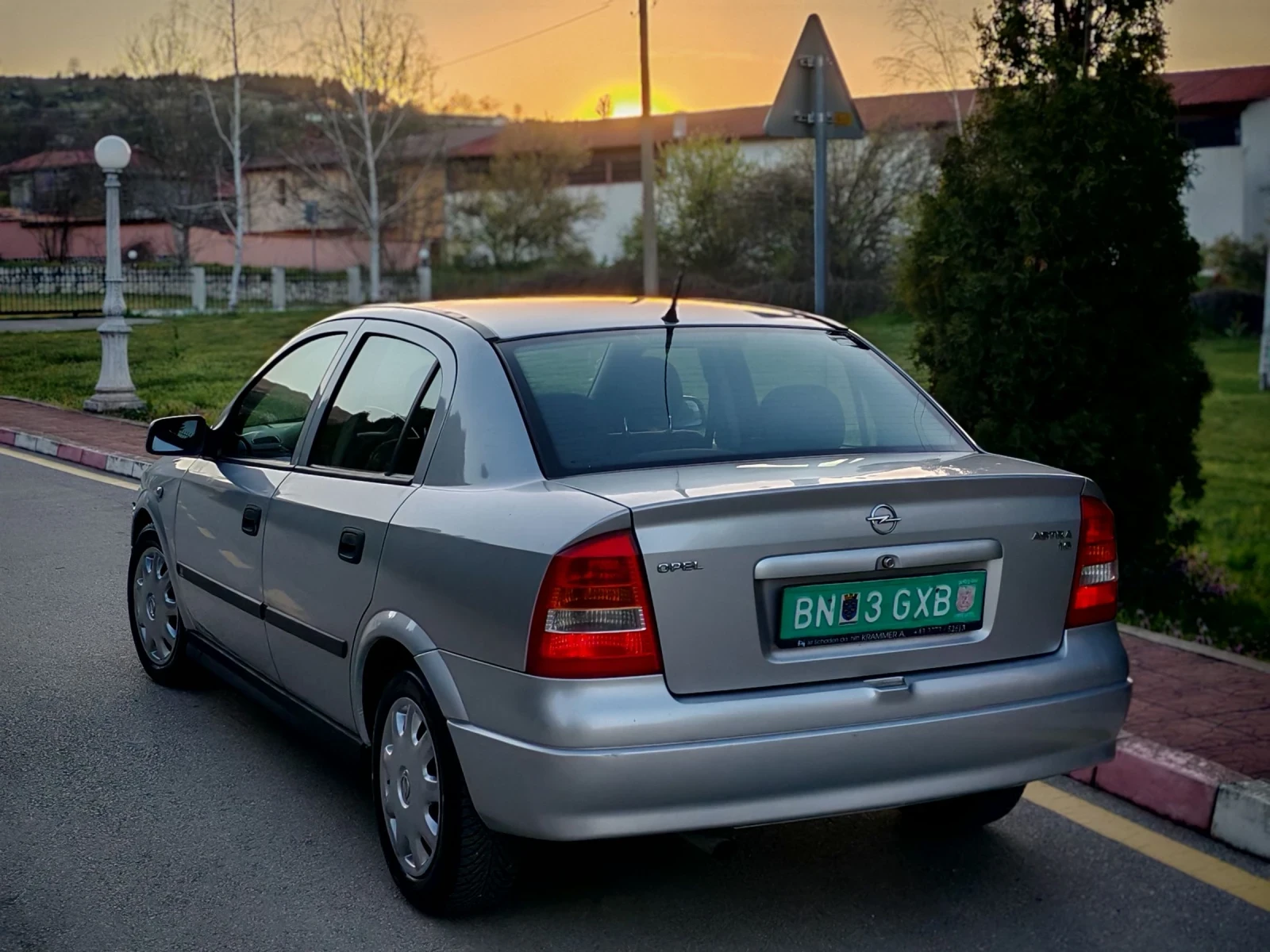 Opel Astra 1.6MI(75)* АВТОМАТИК* СЕДАН* НОВ ВНОС* , снимка 5 - Автомобили и джипове - 54140869