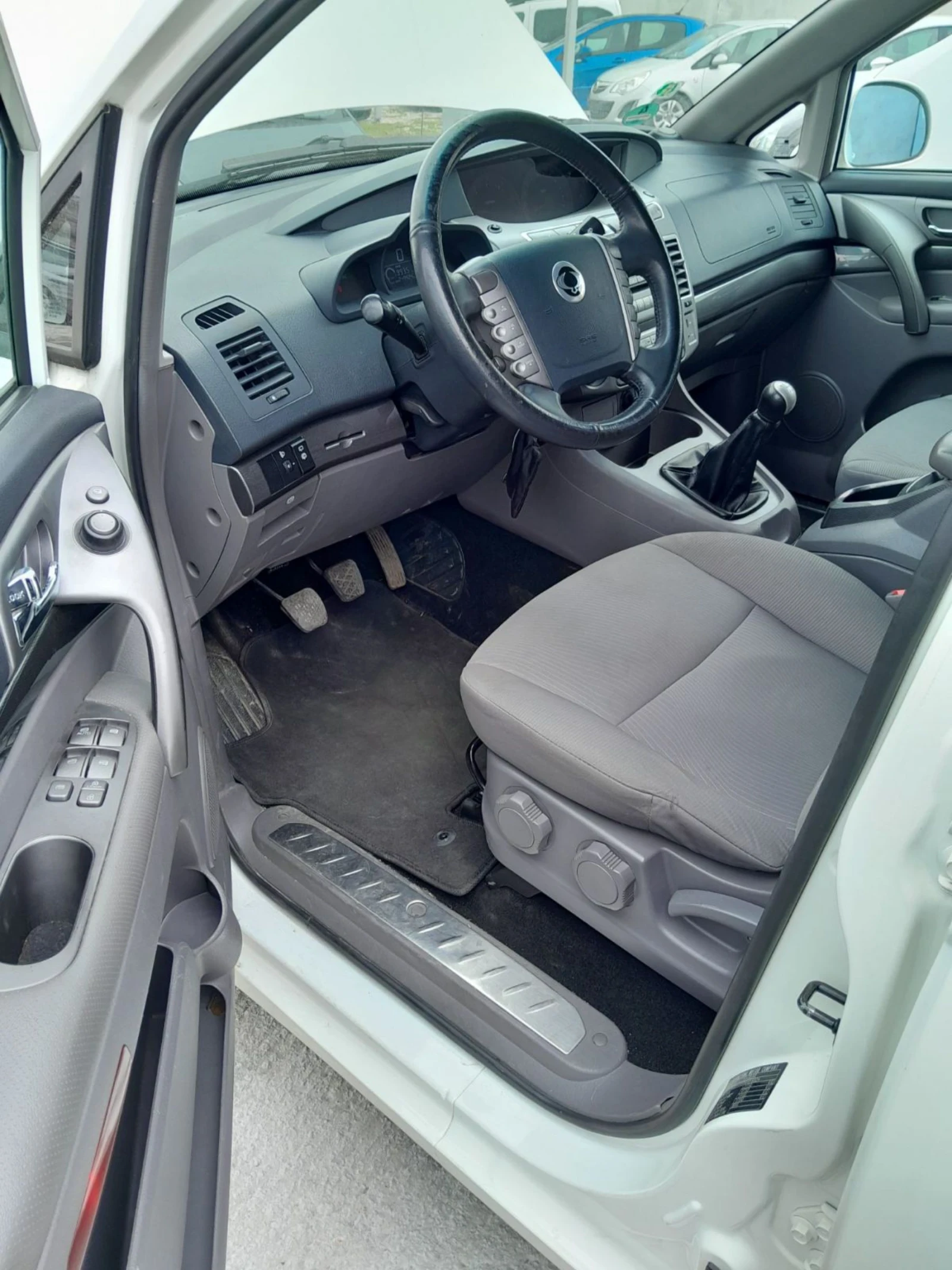 SsangYong Rodius 2.0 HDI , снимка 6 - Автомобили и джипове - 54174261