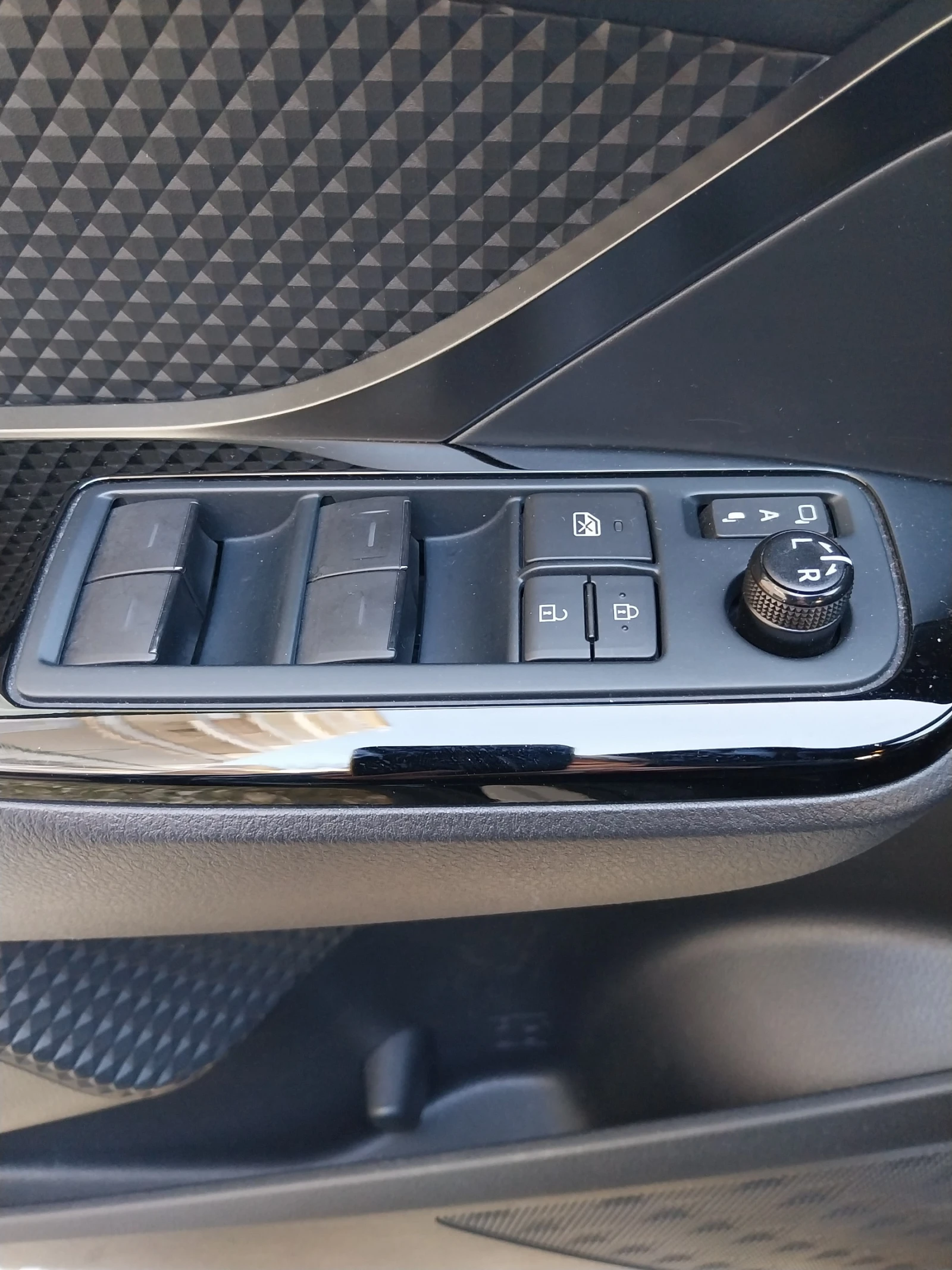 Toyota C-HR 2.0 HYBRID, снимка 11 - Автомобили и джипове - 54471773