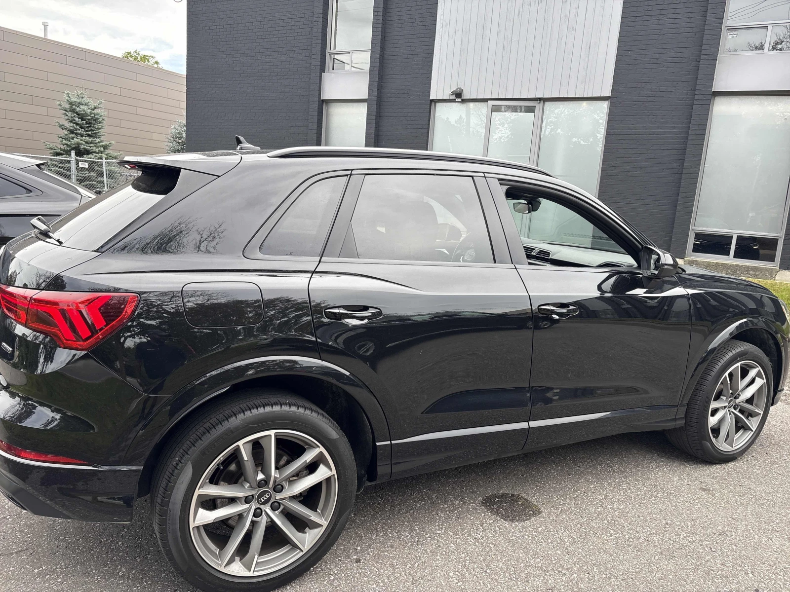 Audi Q3 45 TFSI quattro / Distronic / Carfax, снимка 3 - Автомобили и джипове - 56119945