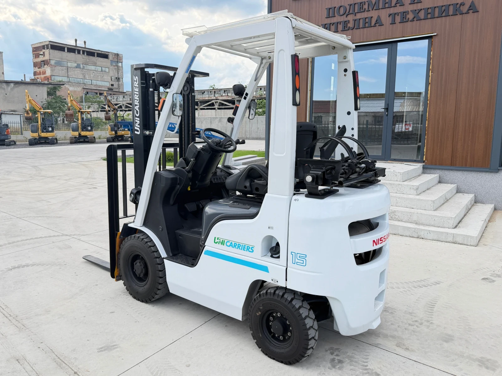 Мотокар UniCarriers Газ - Бензин / Автоматик / Като Нов!!!, снимка 3 - Индустриална техника - 55089127
