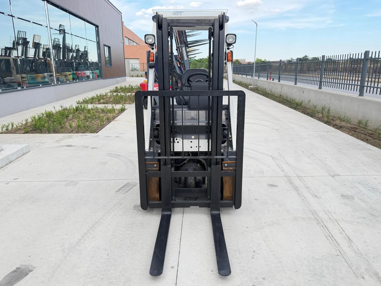 Мотокар UniCarriers Газ - Бензин / Автоматик / Като Нов!!!, снимка 8 - Индустриална техника - 55089127