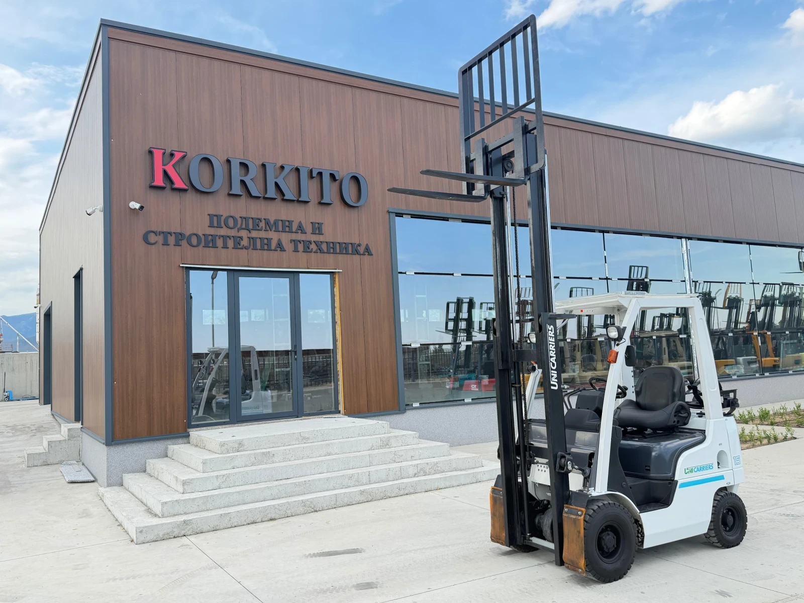 Мотокар UniCarriers Газ - Бензин / Автоматик / Като Нов!!!, снимка 13 - Индустриална техника - 55089127