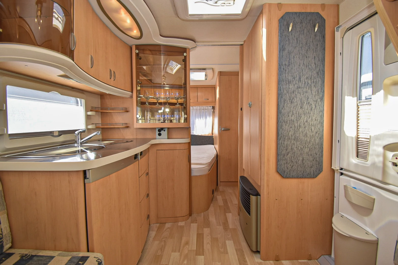 Каравана Hobby deluxe 495, снимка 4 - Каравани и кемпери - 53854805