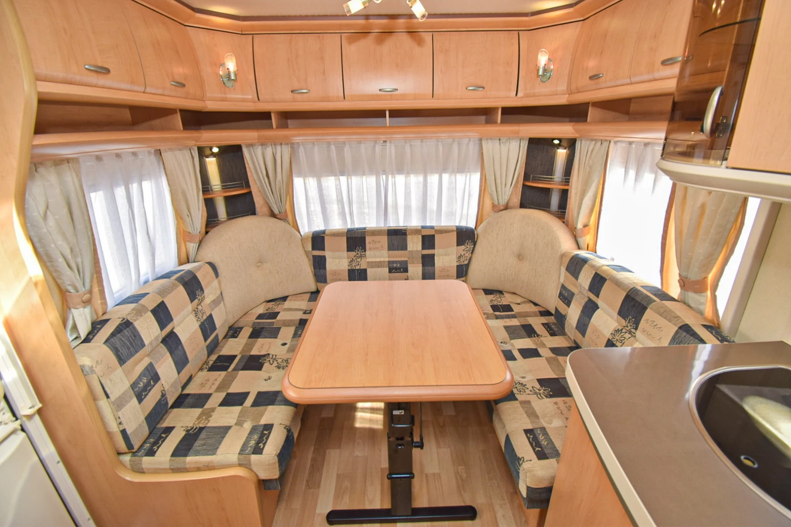 Каравана Hobby deluxe 495, снимка 15 - Каравани и кемпери - 53854805