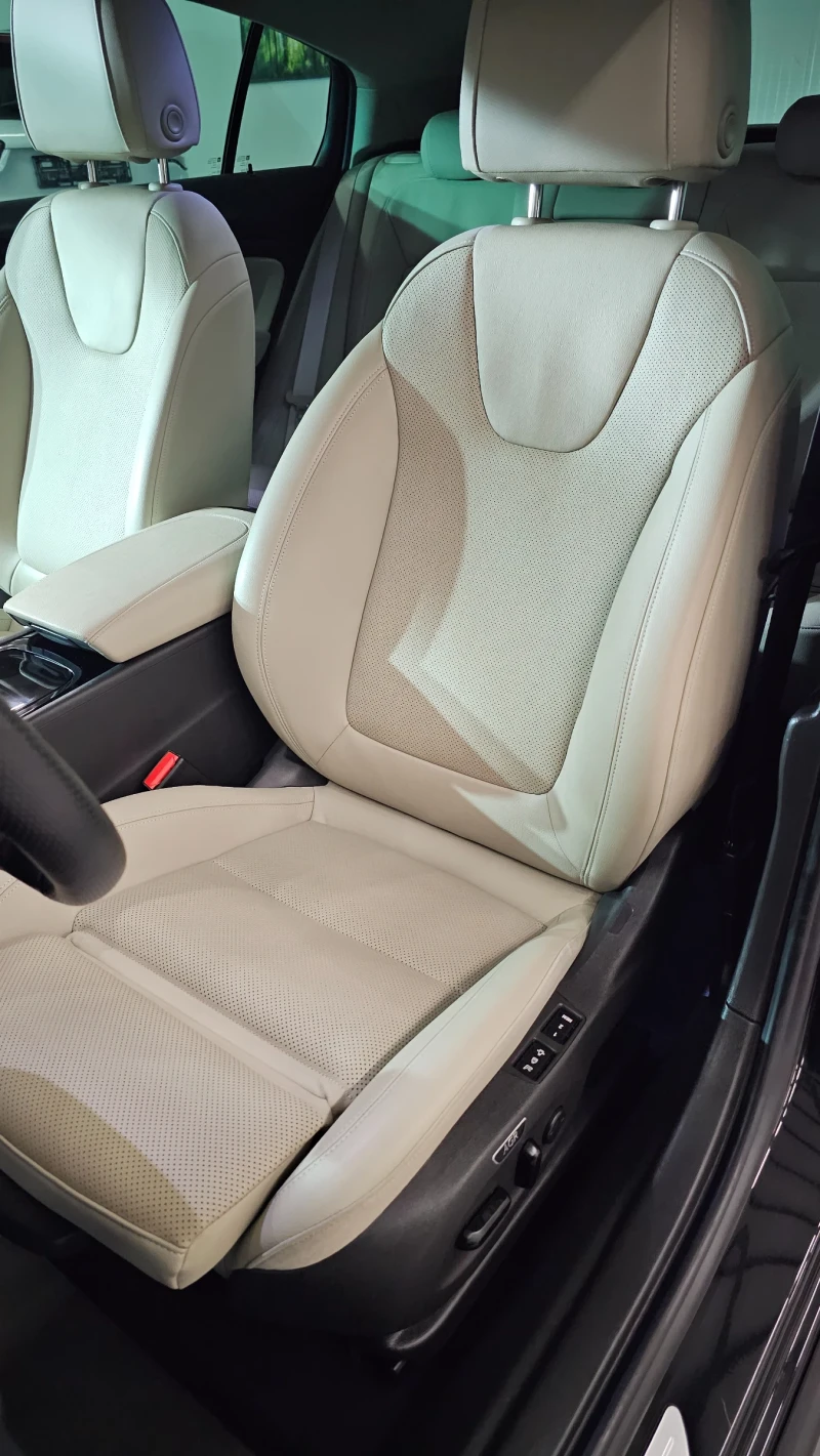 Opel Insignia 2.0 Turbo D 4x4, 209ps/Masage/EXCLUSIVE/HUD/FULL, снимка 11 - Автомобили и джипове - 51978964