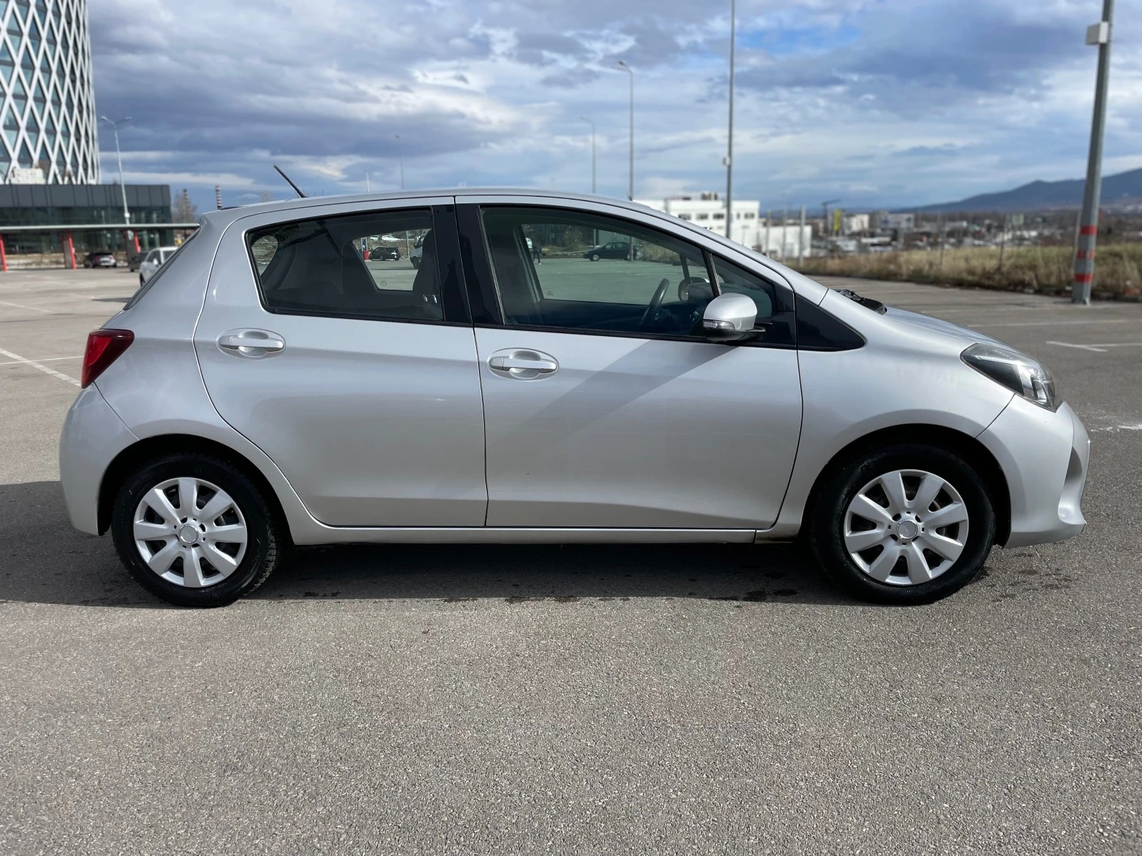 Toyota Yaris 1.33VVT-I-AUTOMATIK-NAVI-камера - изображение 3