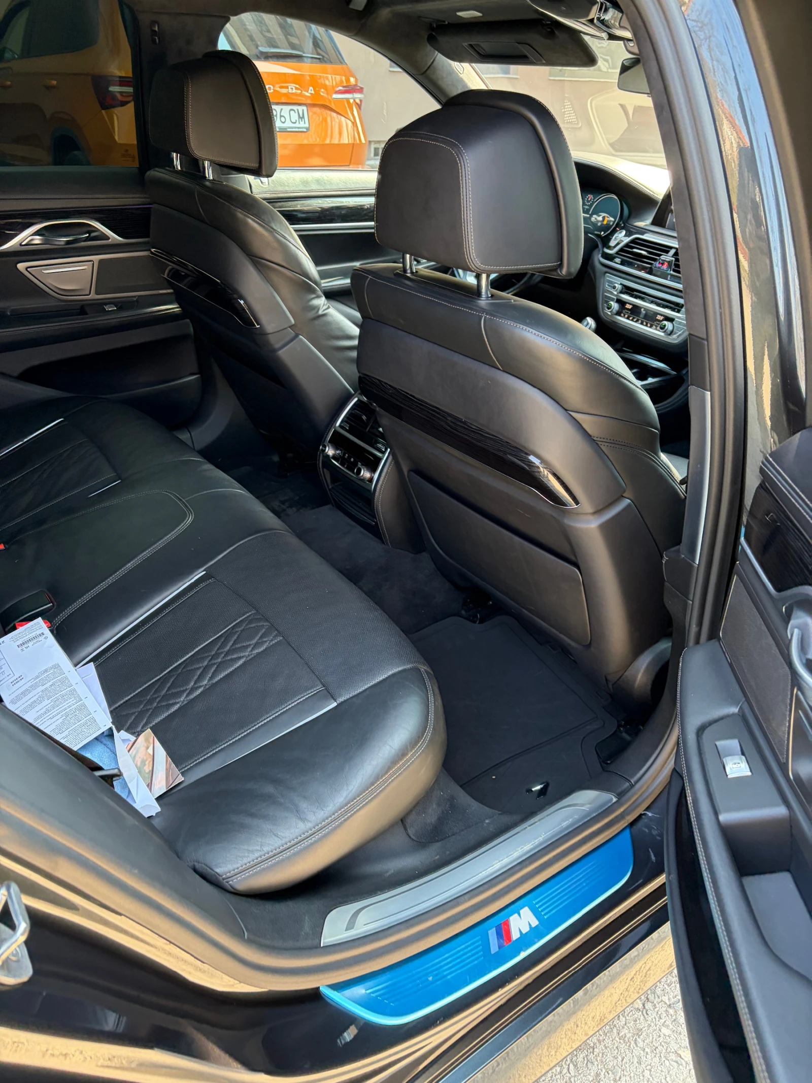 BMW 750 M-Sport / Laser, снимка 15 - Автомобили и джипове - 54140307