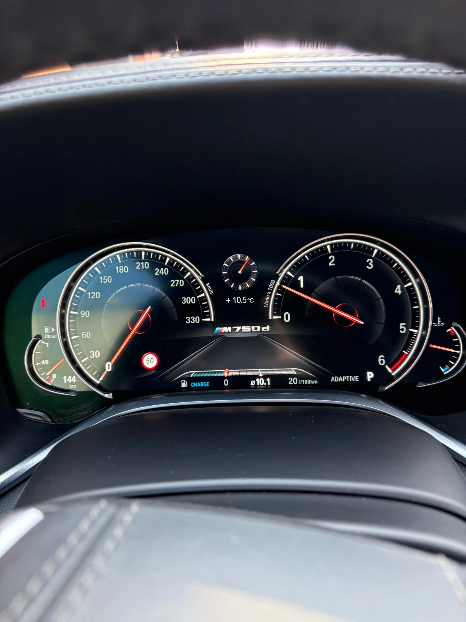 BMW 750 M-Sport / Laser, снимка 14 - Автомобили и джипове - 54140307