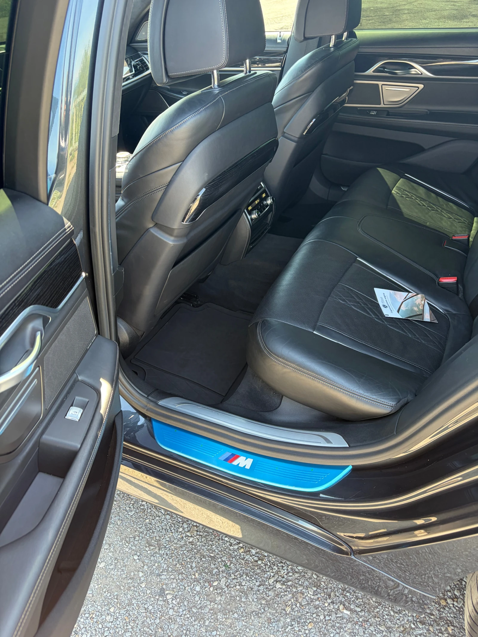 BMW 750 M-Sport / Laser, снимка 14 - Автомобили и джипове - 54372739