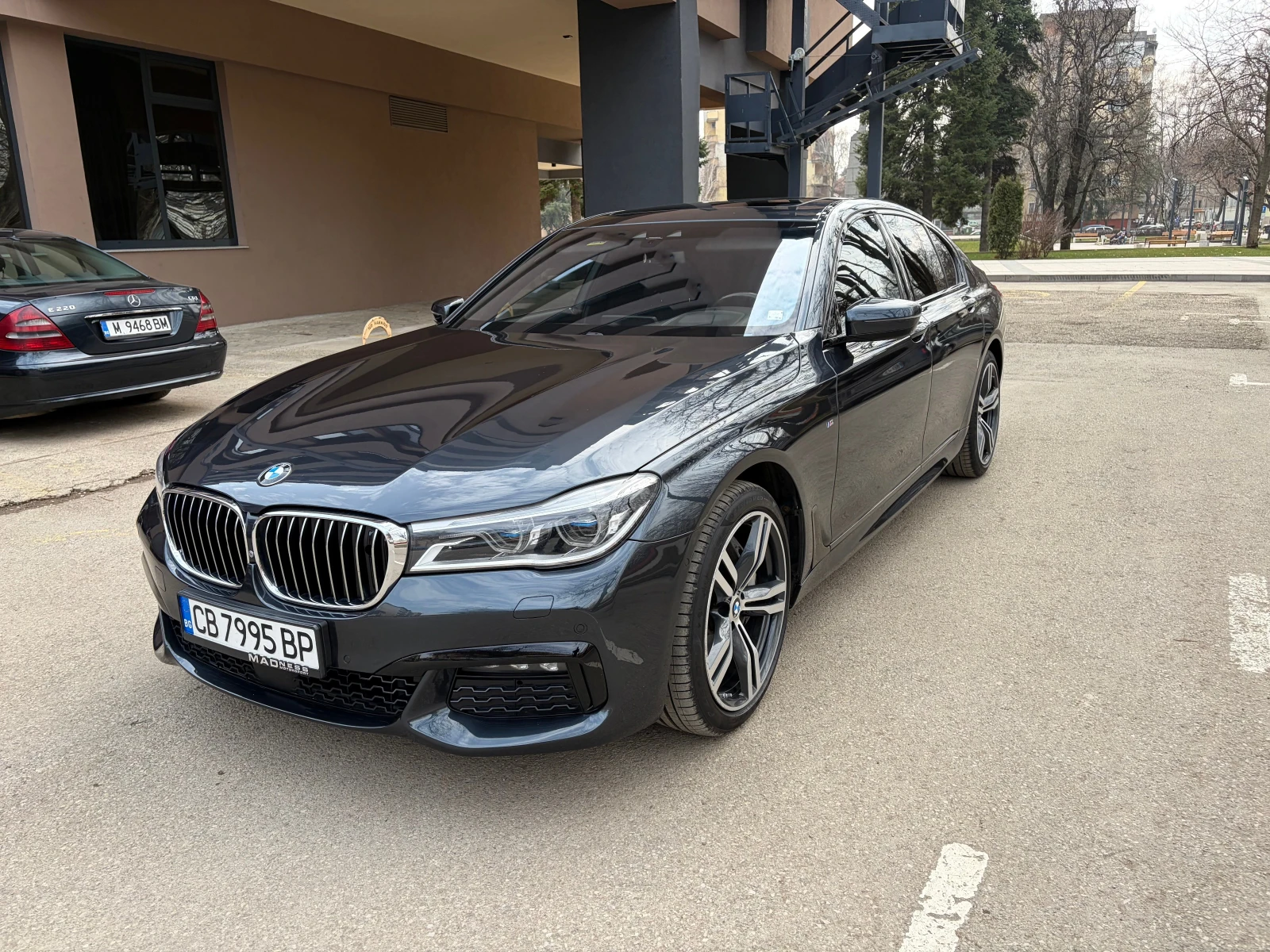 BMW 750 M-Sport / Laser, снимка 4 - Автомобили и джипове - 54372739