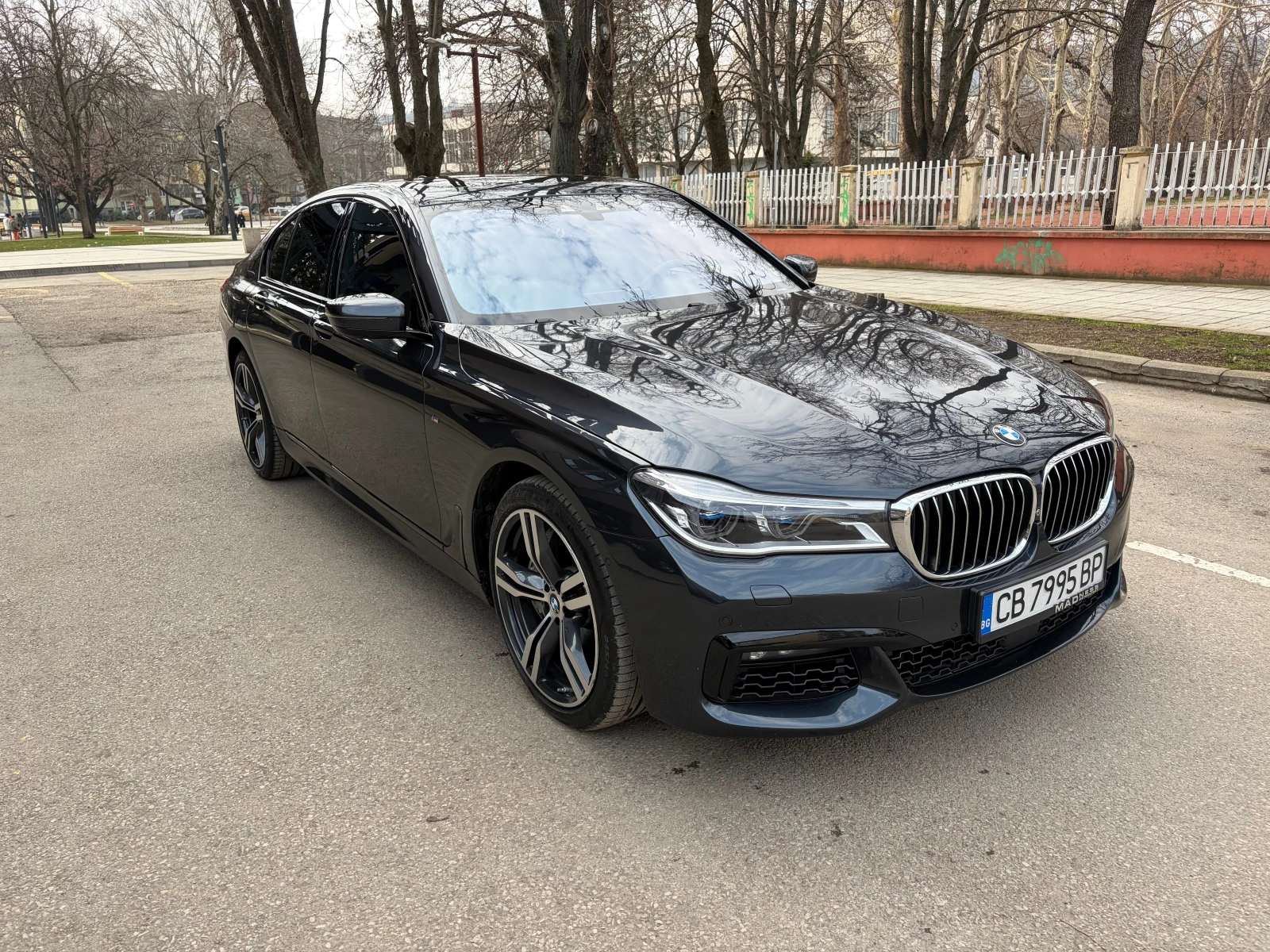 BMW 750 M-Sport / Laser, снимка 2 - Автомобили и джипове - 54140307