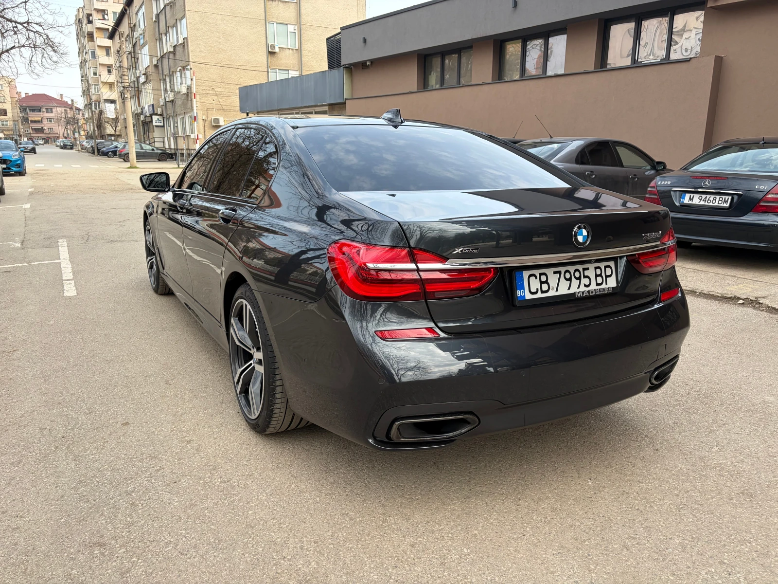 BMW 750 M-Sport / Laser, снимка 7 - Автомобили и джипове - 54140307