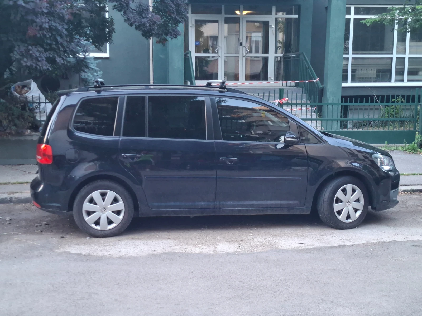 VW Touran 1.6TDI, снимка 2 - Автомобили и джипове - 54962461