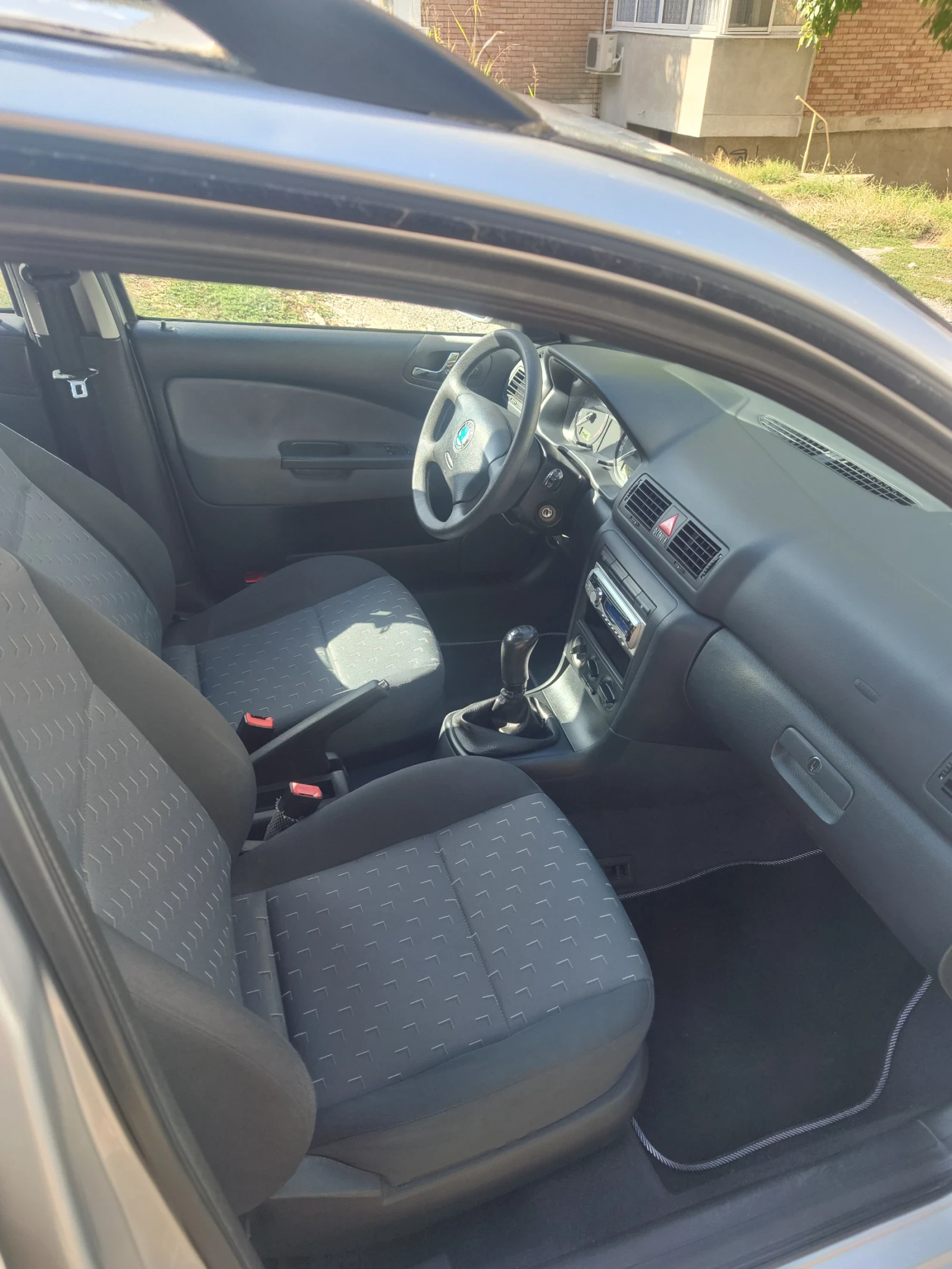 Skoda Octavia 1.6i, снимка 10 - Автомобили и джипове - 56073453