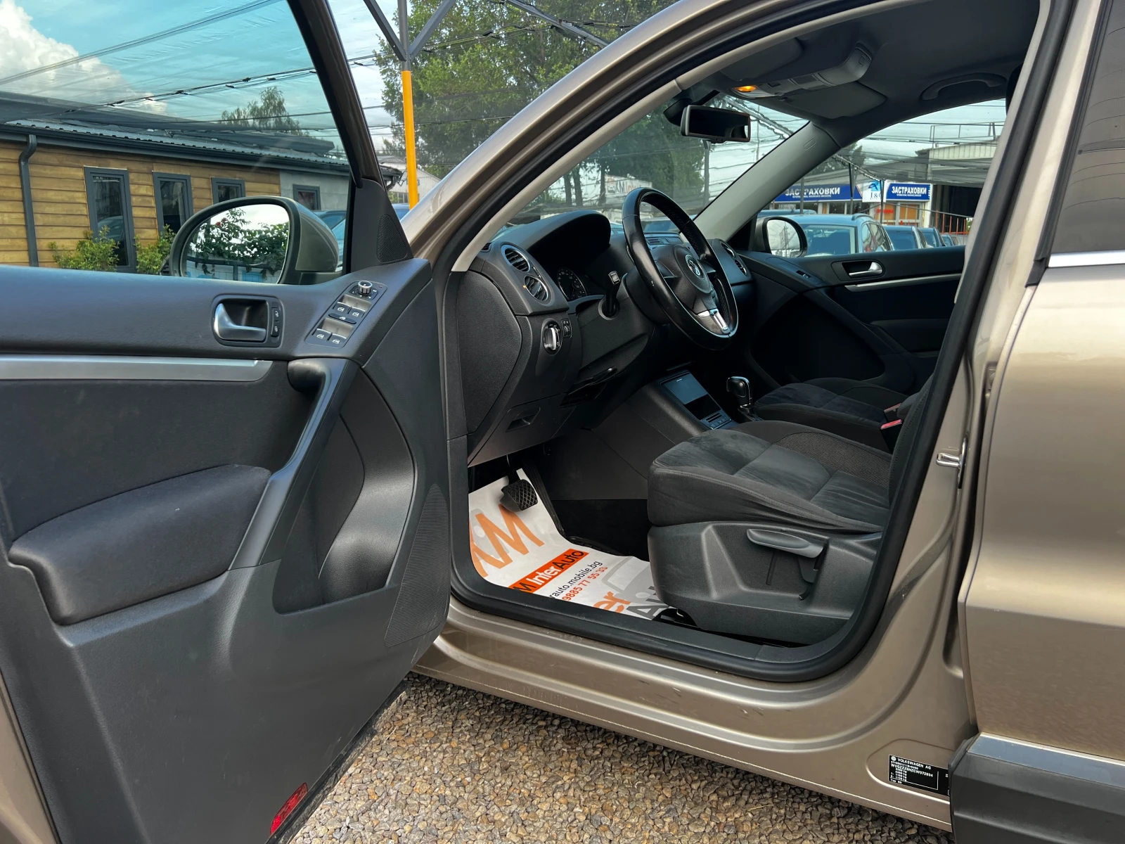 VW Tiguan 2.0TDI 4MOTION/AUT/Facelift/СЕРВИЗНА ИСТОРИЯ, снимка 8 - Автомобили и джипове - 55353323