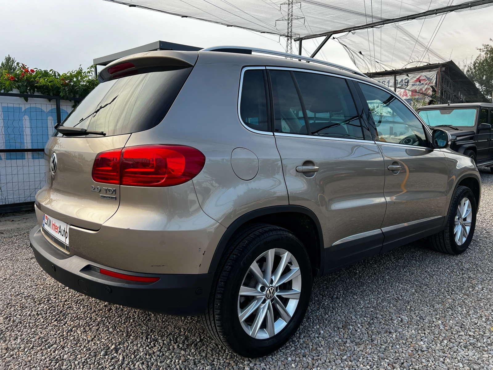 VW Tiguan 2.0TDI 4MOTION/AUT/Facelift/СЕРВИЗНА ИСТОРИЯ, снимка 4 - Автомобили и джипове - 55353323