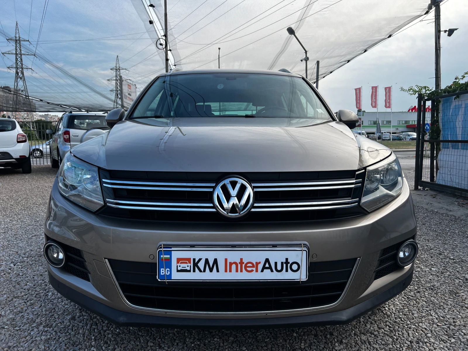 VW Tiguan 2.0TDI 4MOTION/AUT/Facelift/СЕРВИЗНА ИСТОРИЯ, снимка 2 - Автомобили и джипове - 55353323