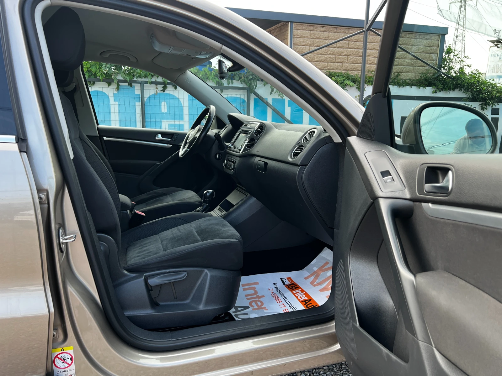 VW Tiguan 2.0TDI 4MOTION/AUT/Facelift/СЕРВИЗНА ИСТОРИЯ, снимка 14 - Автомобили и джипове - 55353323