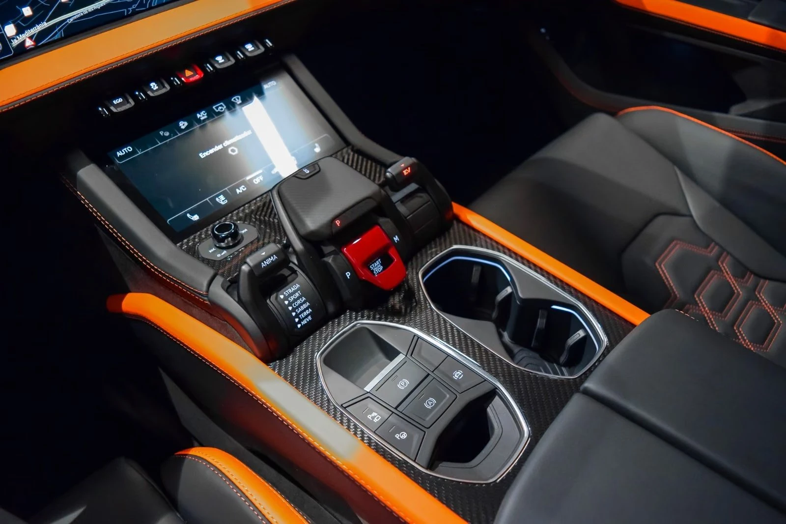 Lamborghini Urus SE / CARBON / DARK PACKAGE / B&O / PANO / HUD /, снимка 10 - Автомобили и джипове - 55881953