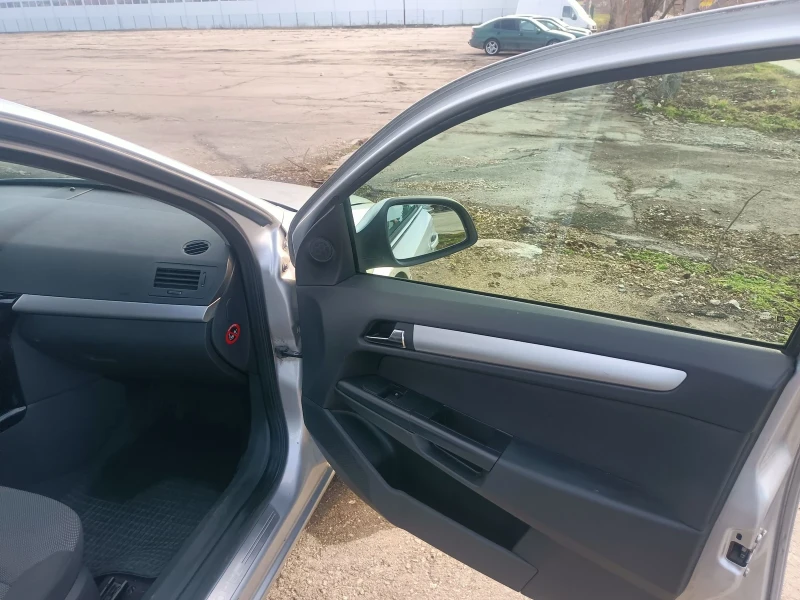 Opel Astra 1.7 CDTI, снимка 15 - Автомобили и джипове - 48729560