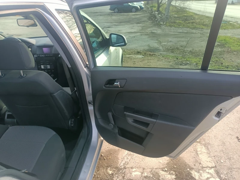 Opel Astra 1.7 CDTI, снимка 14 - Автомобили и джипове - 48729560