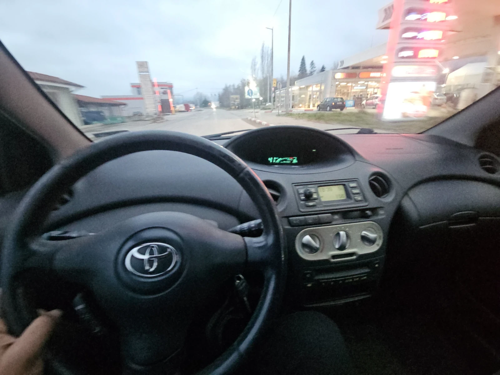 Toyota Yaris 1.3 benzin, clima, снимка 10 - Автомобили и джипове - 54059615