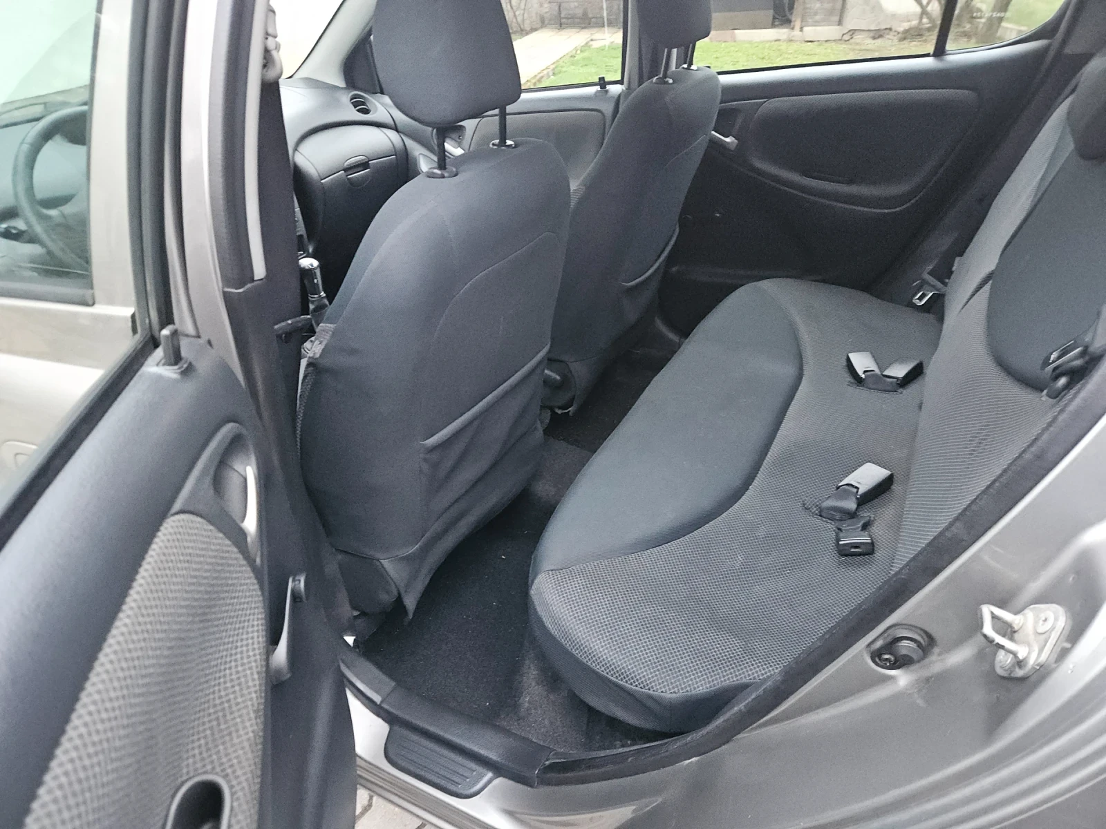 Toyota Yaris 1.3 benzin, clima, снимка 9 - Автомобили и джипове - 54059615