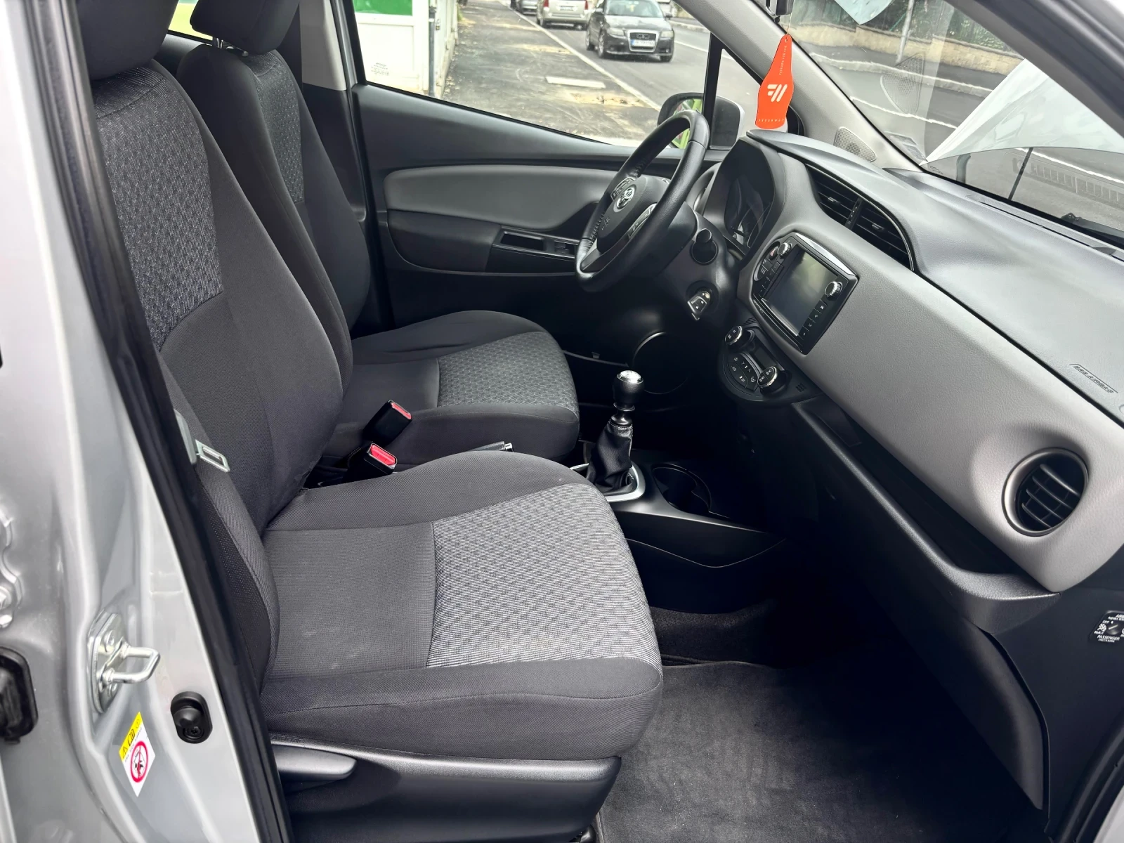 Toyota Yaris Лек автомобил, снимка 13 - Автомобили и джипове - 55397864