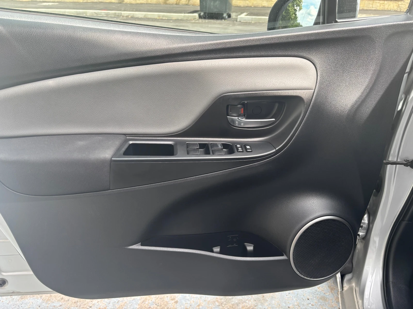 Toyota Yaris Лек автомобил, снимка 12 - Автомобили и джипове - 55397864