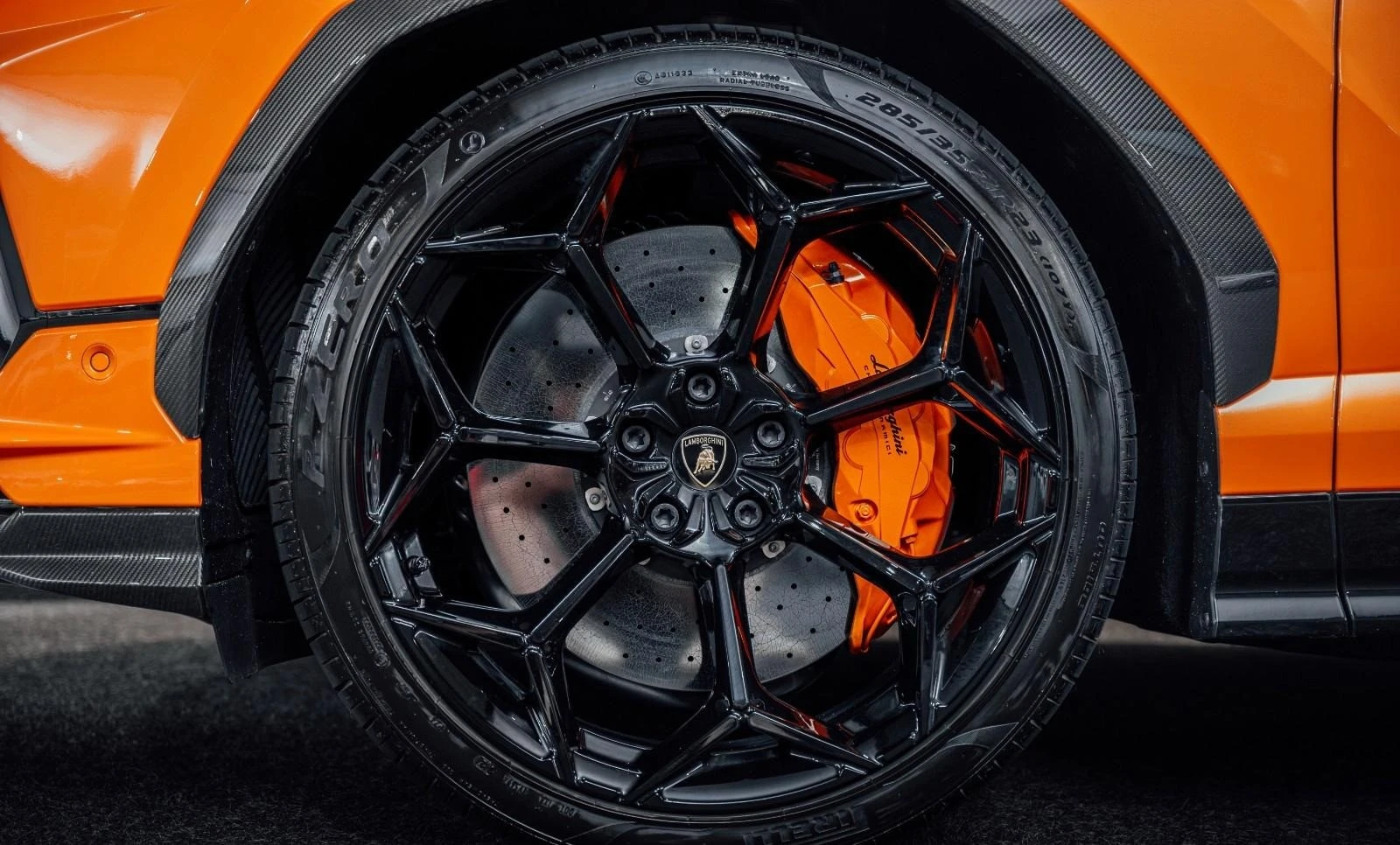 Lamborghini Urus PERFORMANTE/CERAMIC/CARBON/B&O/AKRAPOVIC/PANO/ - изображение 9
