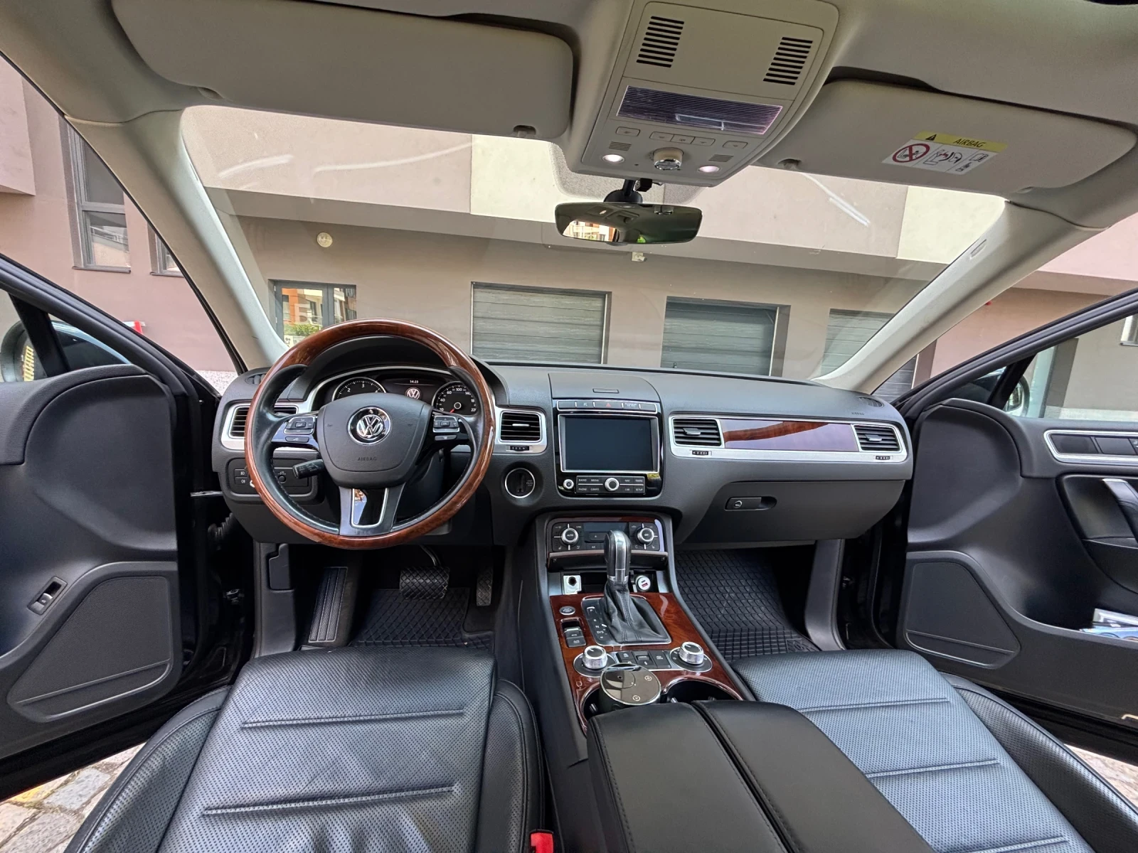 VW Touareg 3.0 V6 TDI, снимка 14 - Автомобили и джипове - 55606154