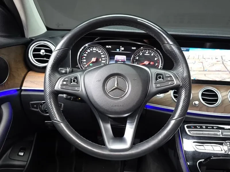 Mercedes-Benz E 300 4Matic Exclusive, снимка 13 - Автомобили и джипове - 55919828