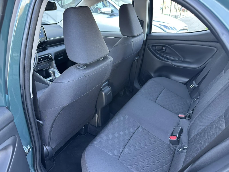 Toyota Yaris 1.5 HEV Chic, снимка 12 - Автомобили и джипове - 52293532