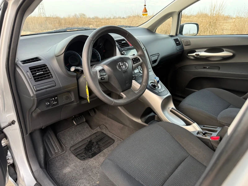 Toyota Auris 1.8, снимка 14 - Автомобили и джипове - 52868411
