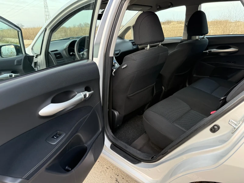 Toyota Auris 1.8, снимка 11 - Автомобили и джипове - 52868411