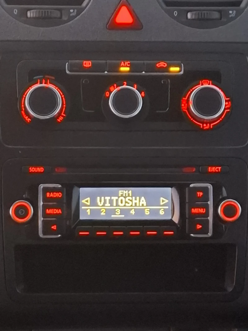 VW Caddy 1.6TDI, снимка 16 - Автомобили и джипове - 52885455