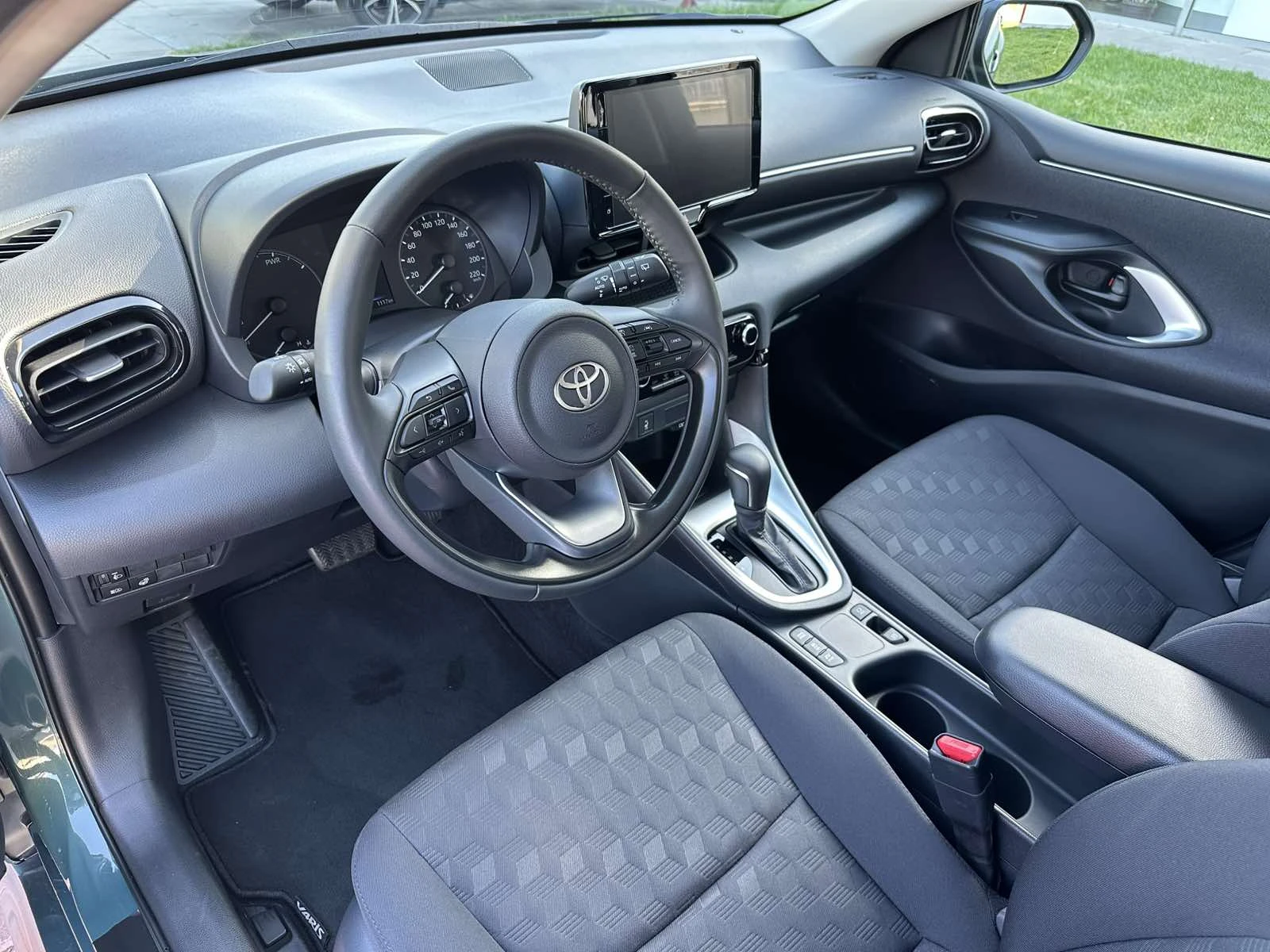 Toyota Yaris 1.5 HEV Chic - изображение 9