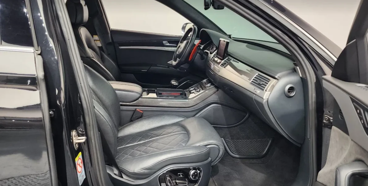 Audi S8 * АВТО КРЕДИТ* ЦЕНА ДО БГ * Сервизна история * , снимка 13 - Автомобили и джипове - 55460162