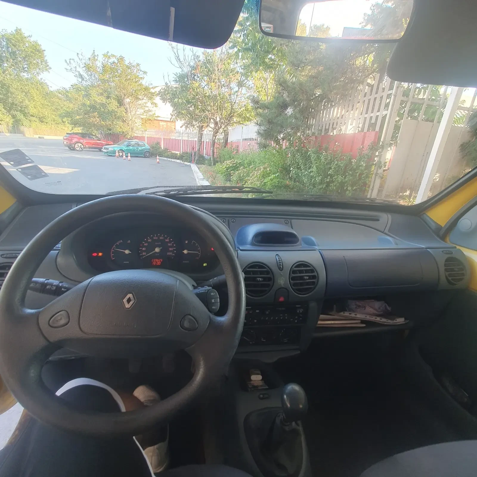 Renault Kangoo 1.2i Газ/Бензин, снимка 10 - Автомобили и джипове - 55622629