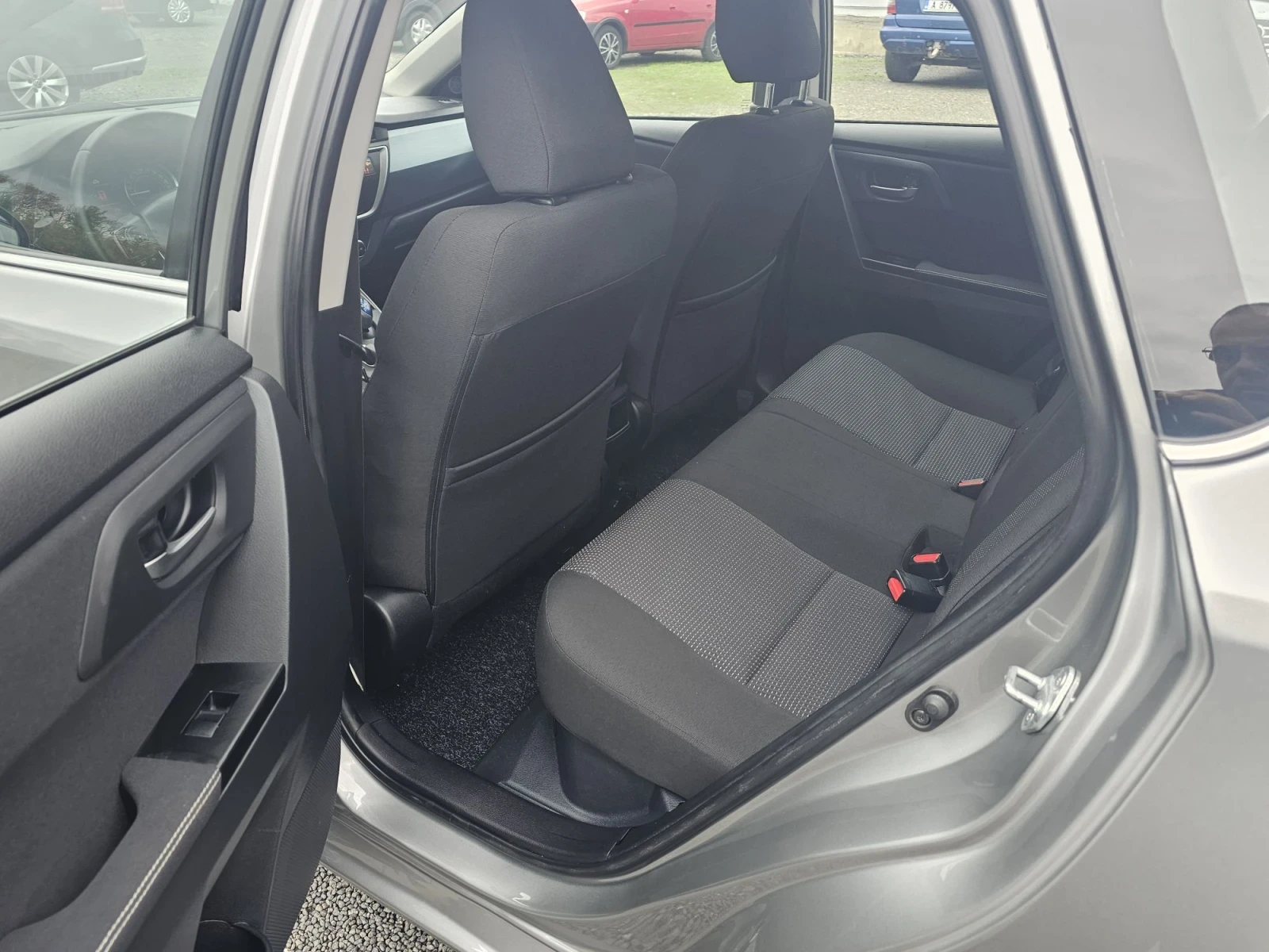 Toyota Auris 1.8 HYBRID, снимка 6 - Автомобили и джипове - 56733610