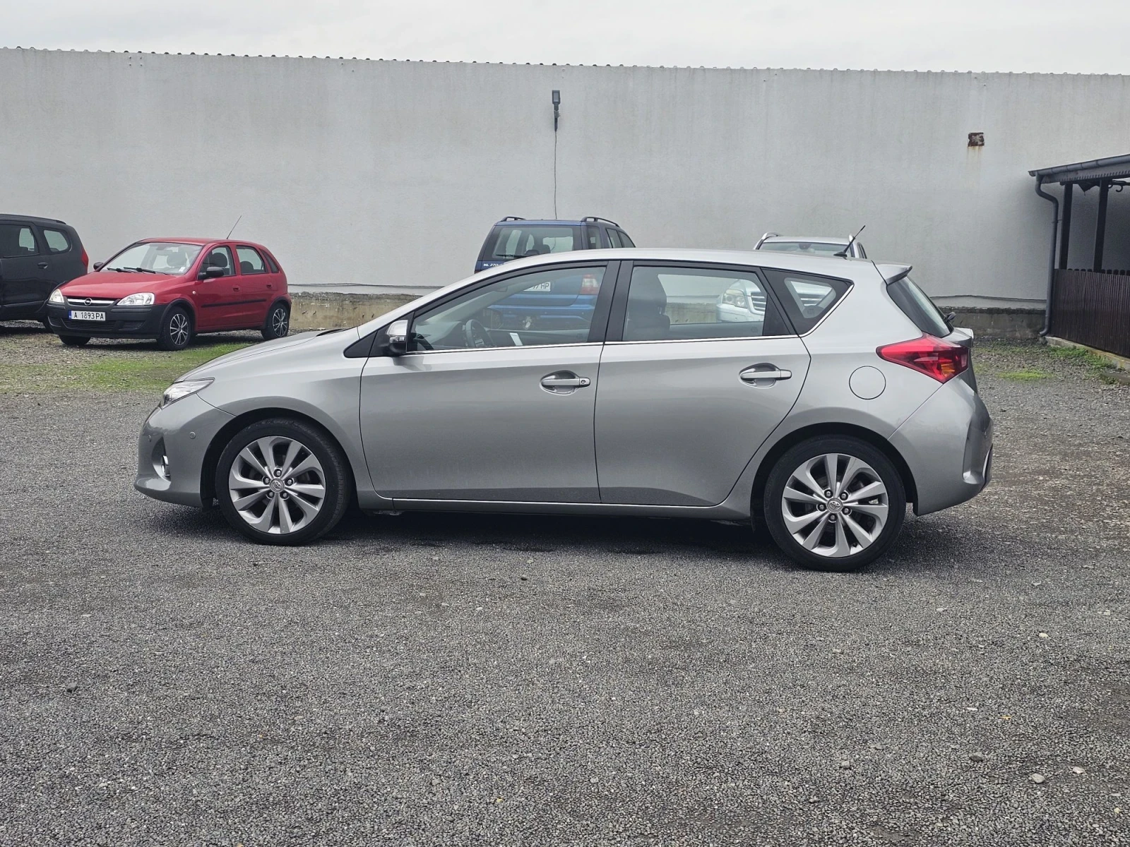 Toyota Auris 1.8 HYBRID, снимка 5 - Автомобили и джипове - 56733610
